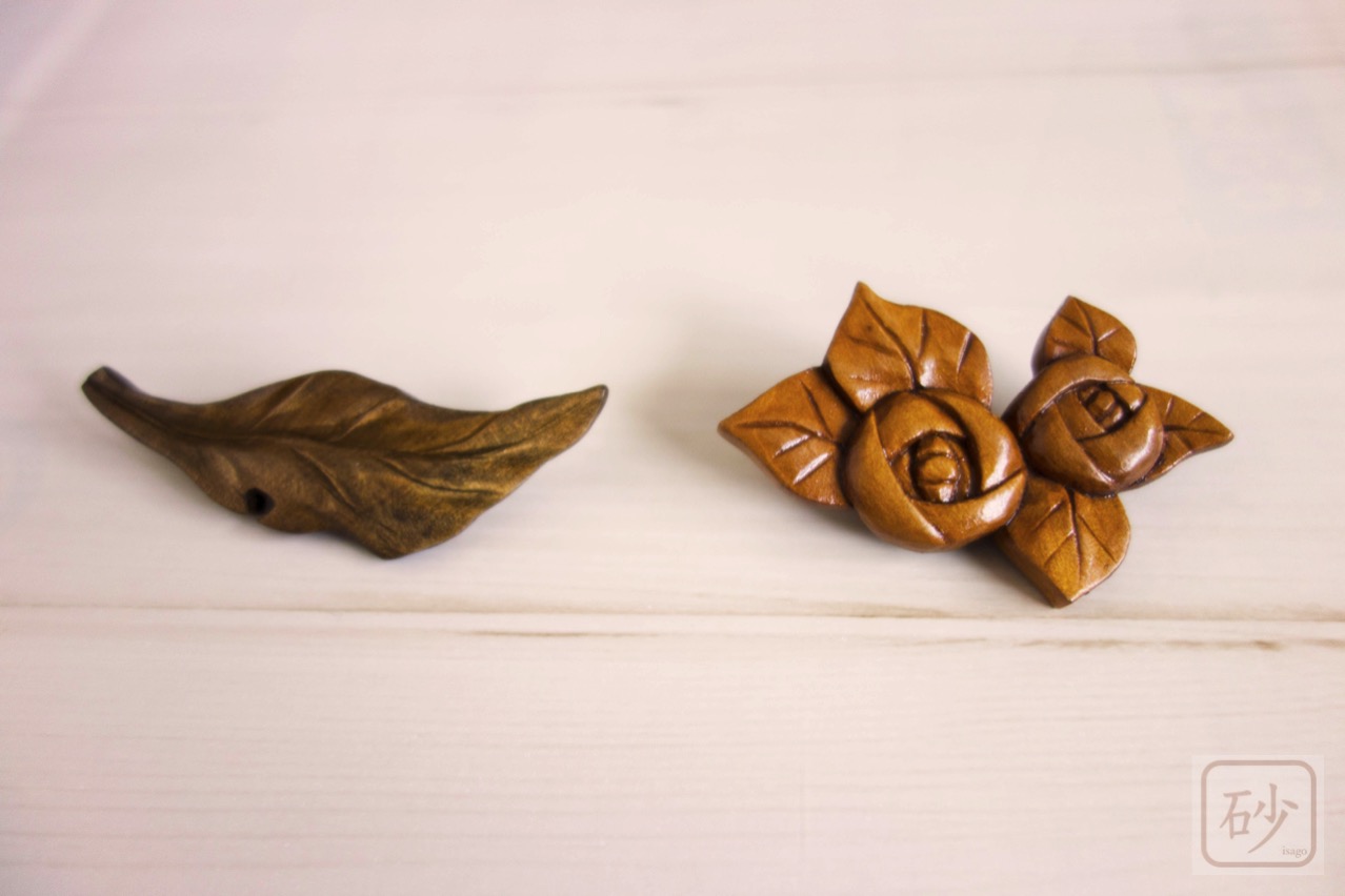 木彫りのブローチ　木の葉とバラ
