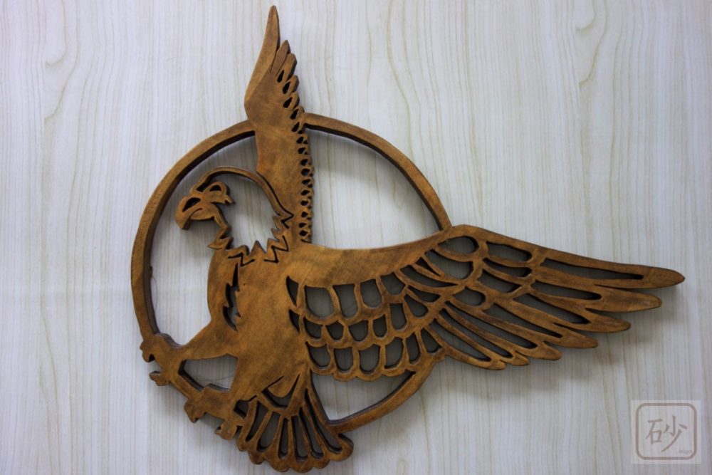 木彫りのレリーフ　鷲