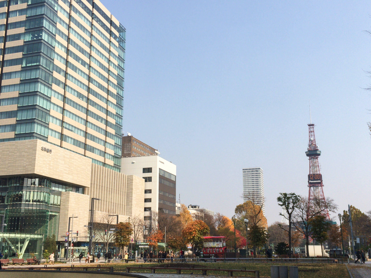 月寒あんぱん揚げたて玉ドーナツを頬張る【札幌 大通ビッセ限定】