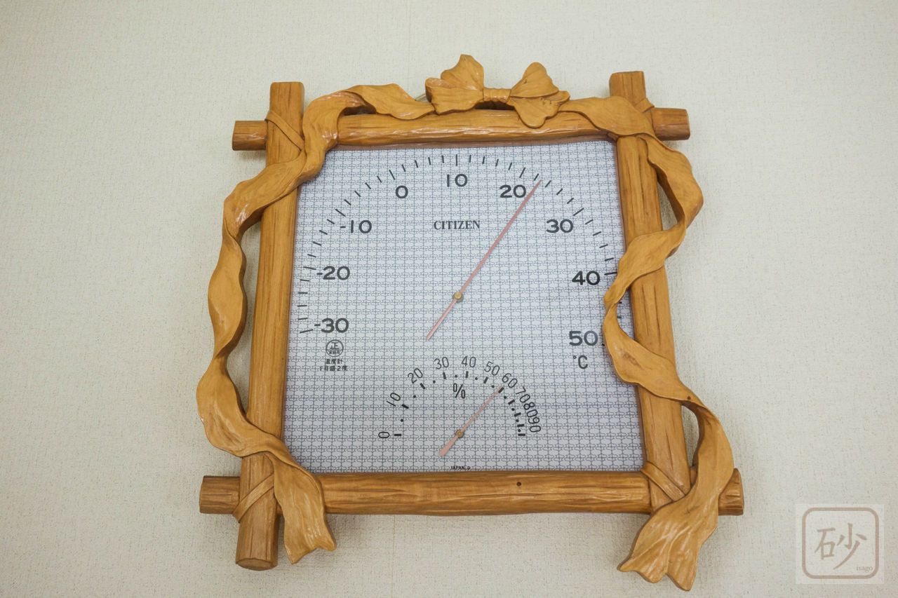 木彫りの温度計