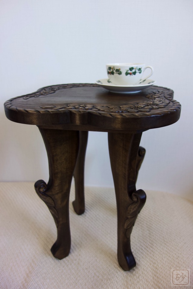 木彫りのコーヒーテーブル