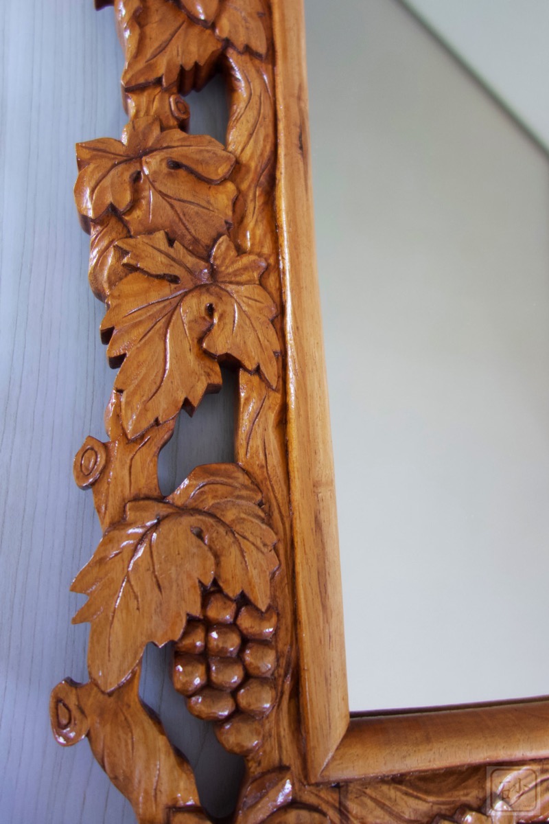 木彫りの鏡　ぶどう側面