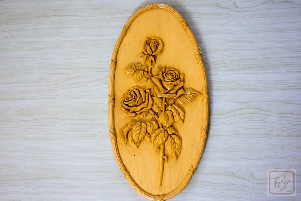 木彫りのレリーフ 楕円のバラ