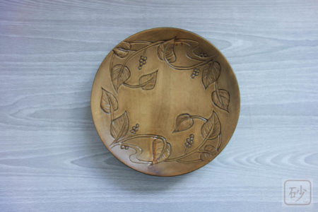 木彫りの皿　菓子器 木の実の柄を彫る