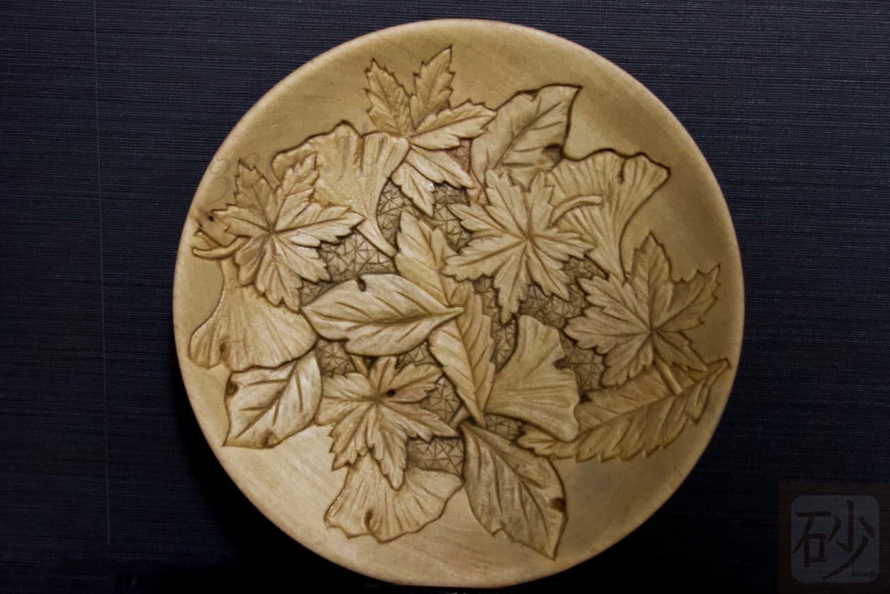 木の皿に葉っぱのデザインを彫る【動画あり】