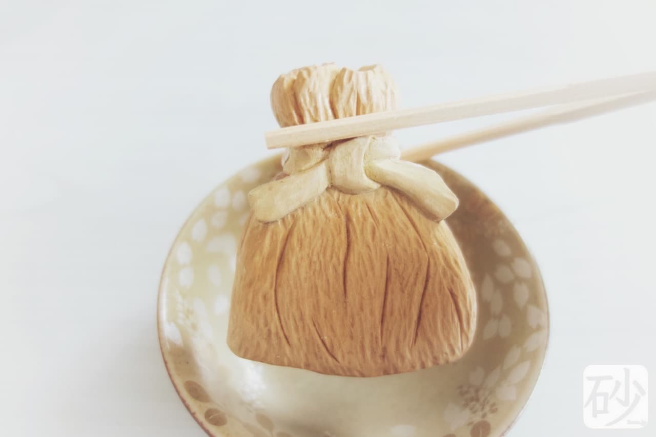 木彫り餅巾着を制作する【フェイクフード】