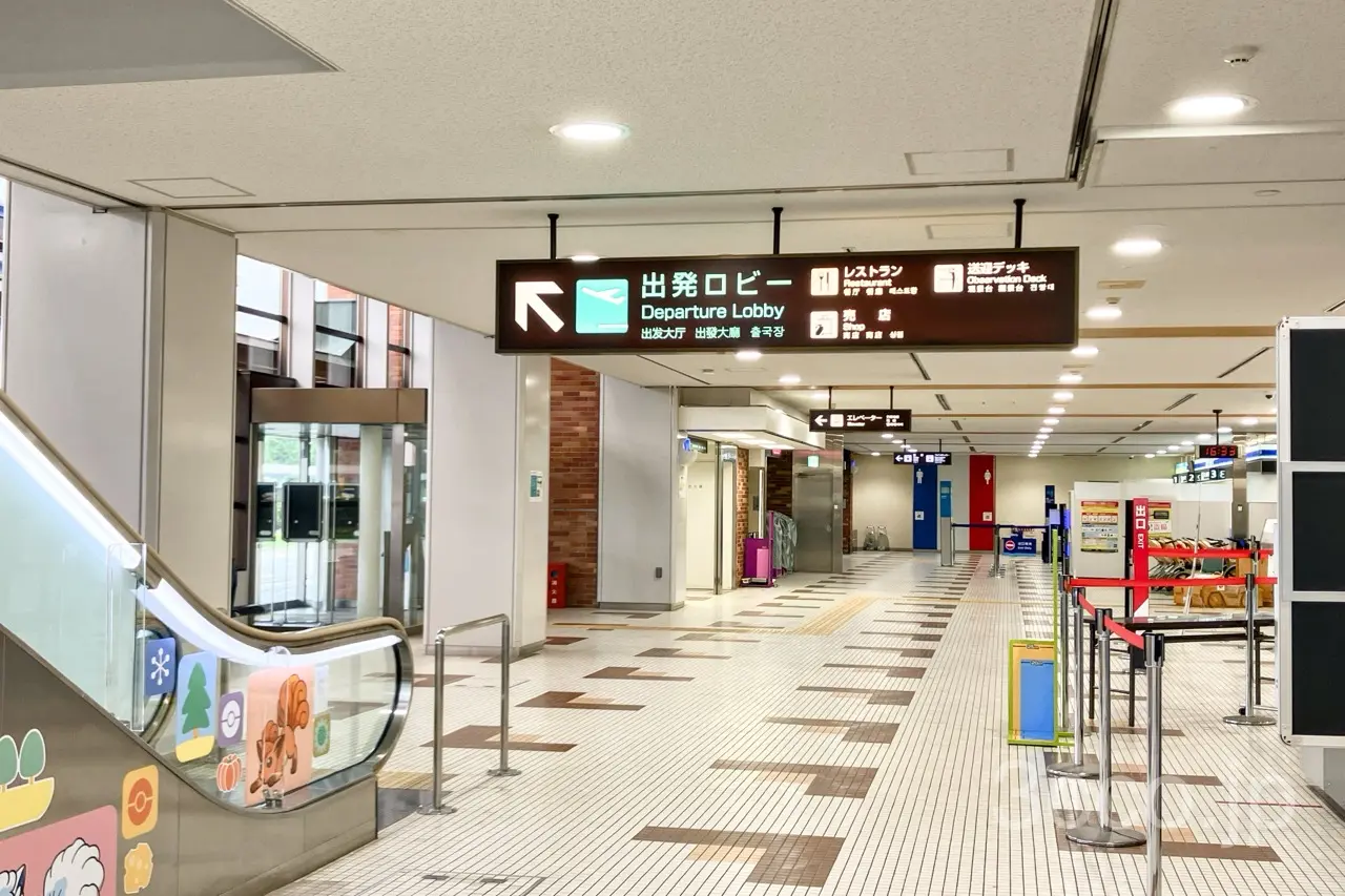 女満別空港1階