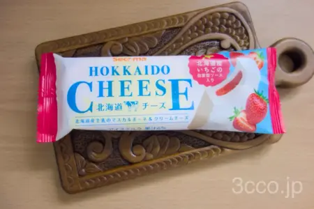 セコマ北海道チーズアイスバーいちごソース入り