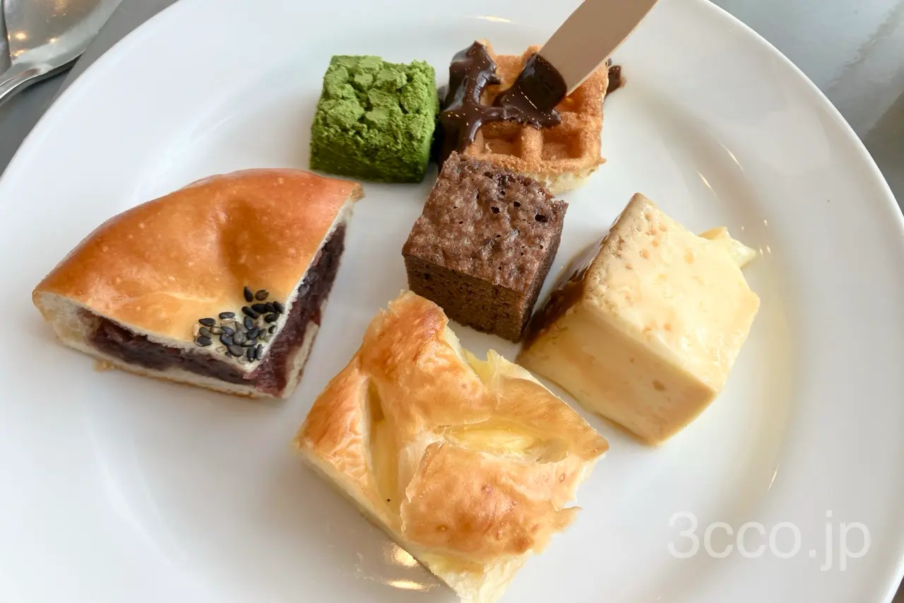 画像 ビュッフェスイーツおかわり、あんパン、カスタードパイ、抹茶もち、ワッフル、プリン、ブラウニー