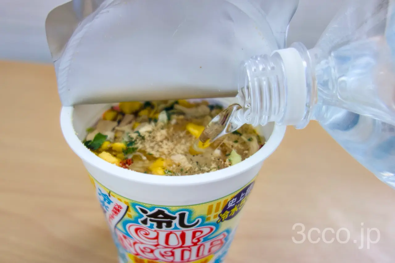 画像 冷やしカップヌードルに水を注ぐ