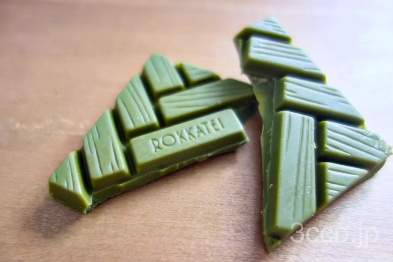 六花亭抹茶ホワイトチョコレート割ったところ