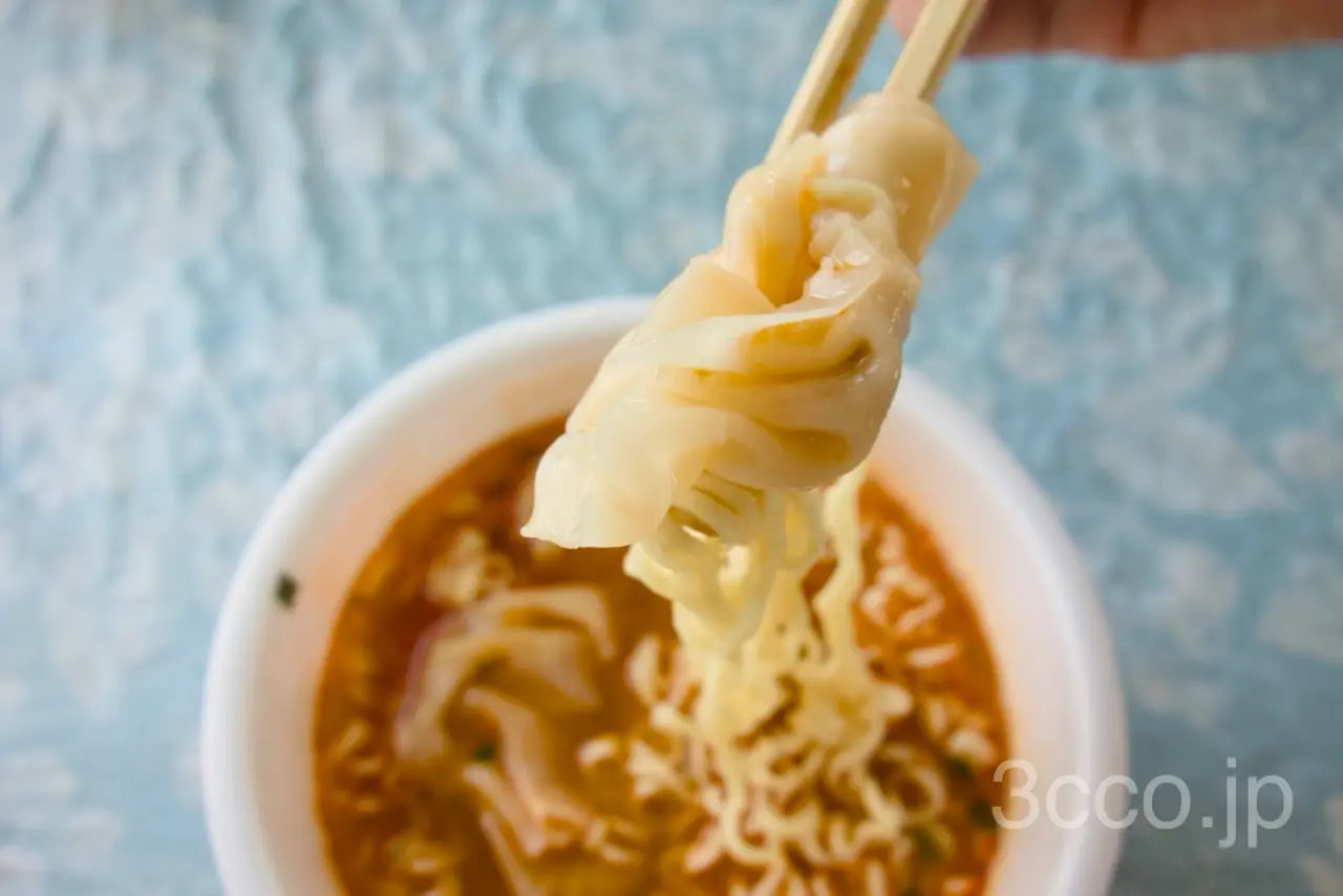 激めんワンタンメン仙台辛味噌を食べるところ