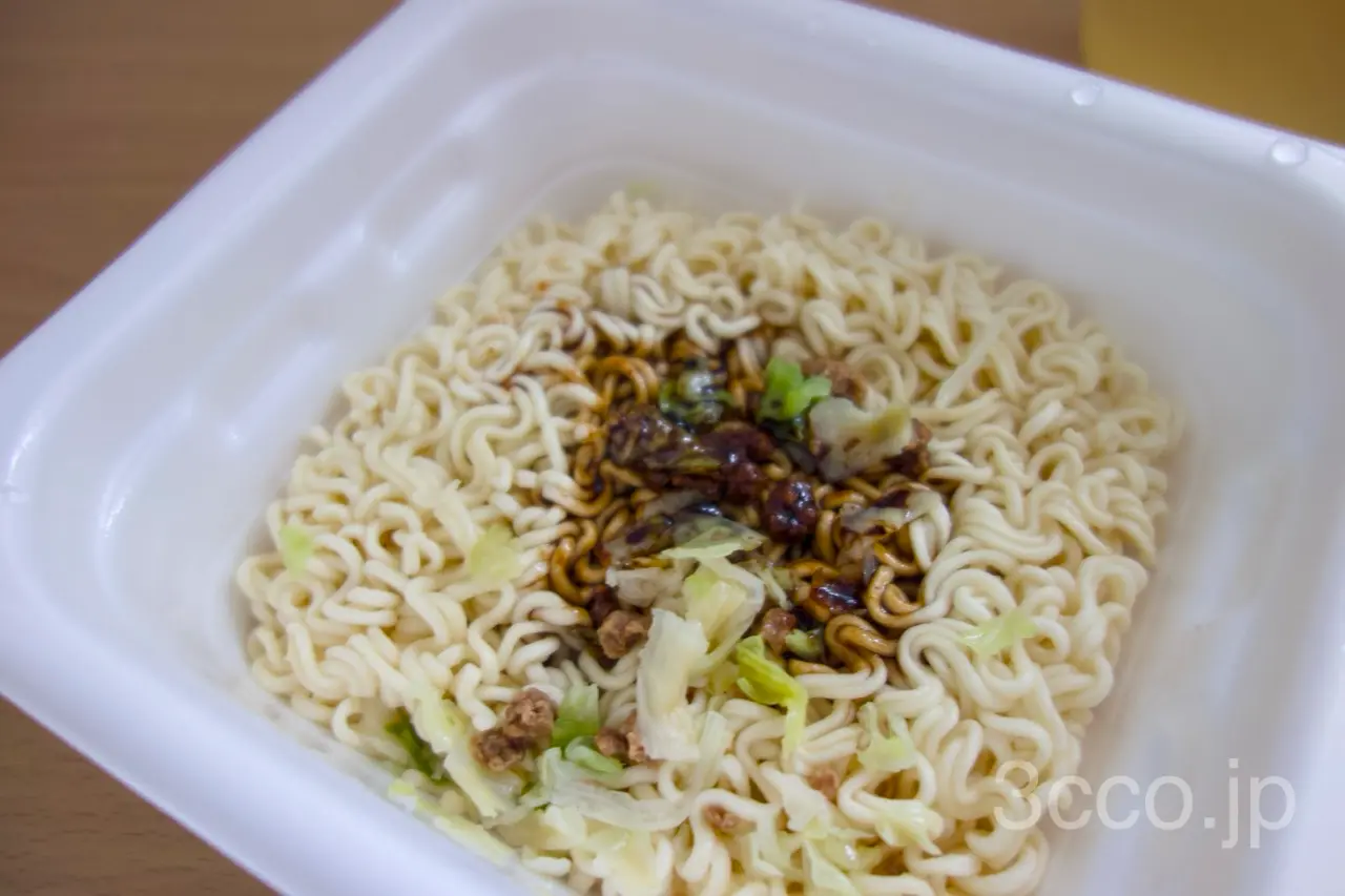 やきそば弁当お好みソース投入