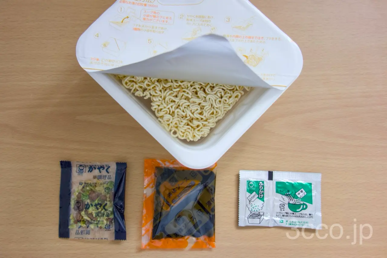 やきそば弁当開封、中身