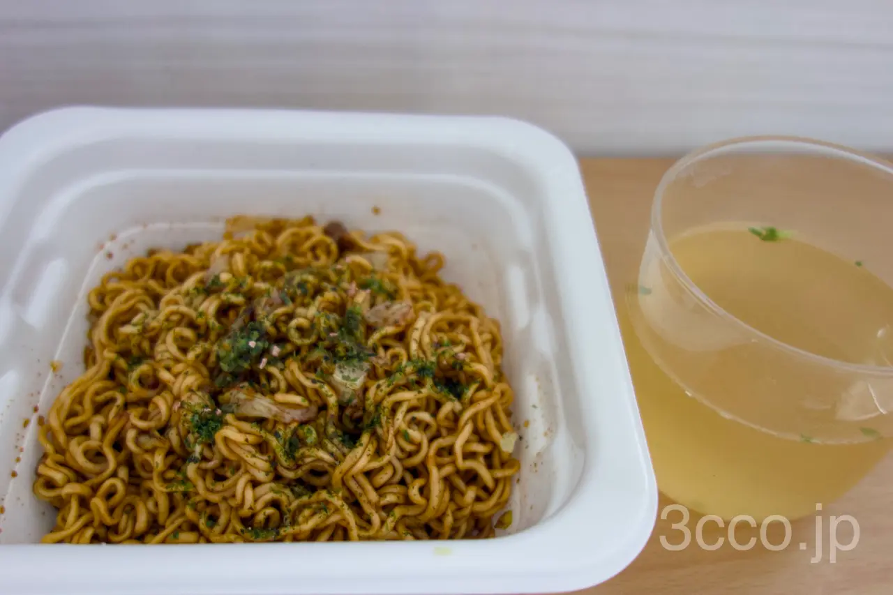 やきそば弁当と中華スープ